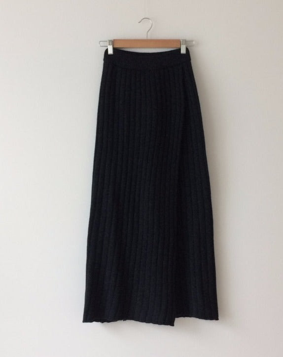 Women's Maxi Skirt - High-Waisted - Ribbed Knit - Comfortable and Stylish