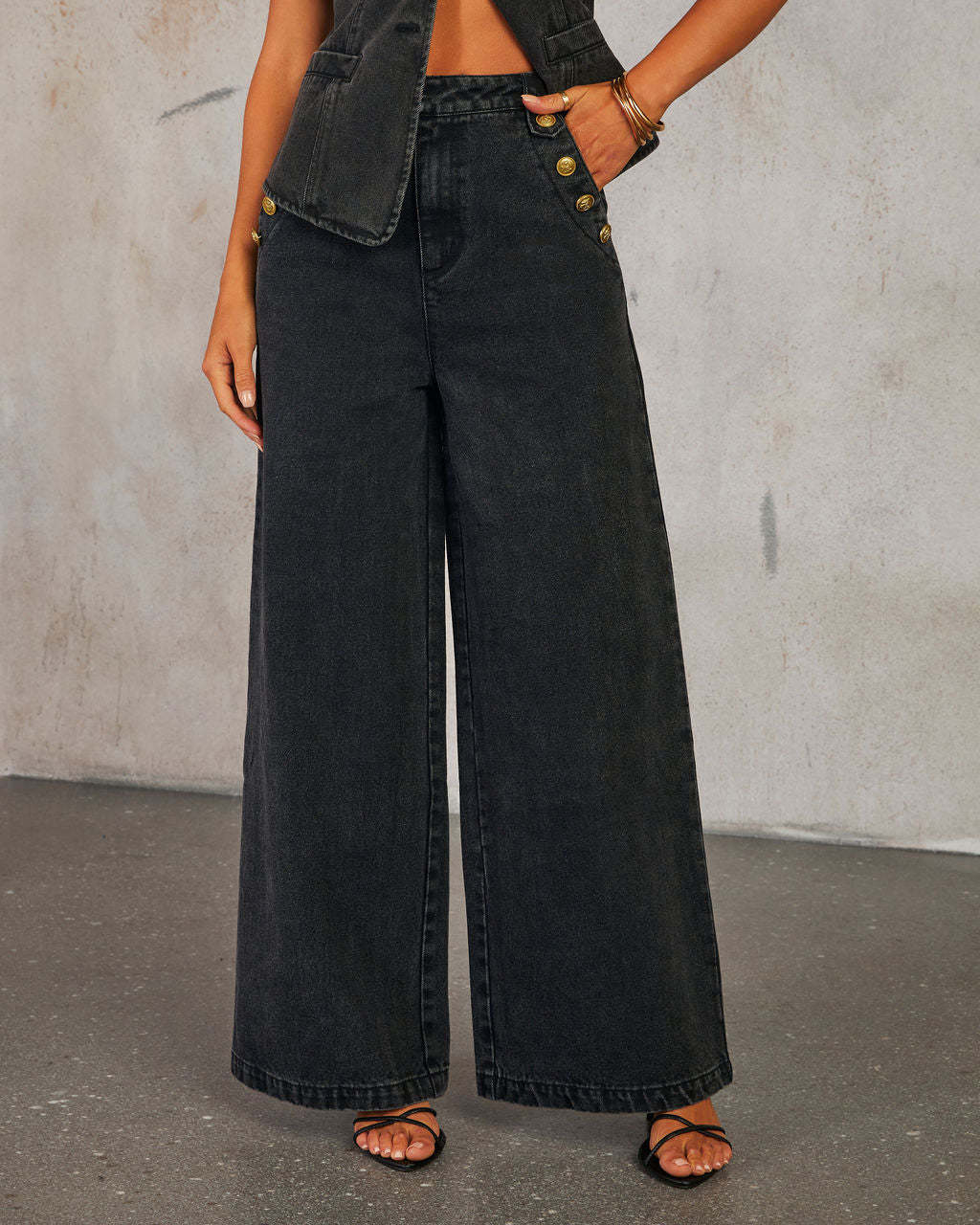 Women's Vest in Denim – Tailored Fit – Button Closure – Waist-Length Structured Design