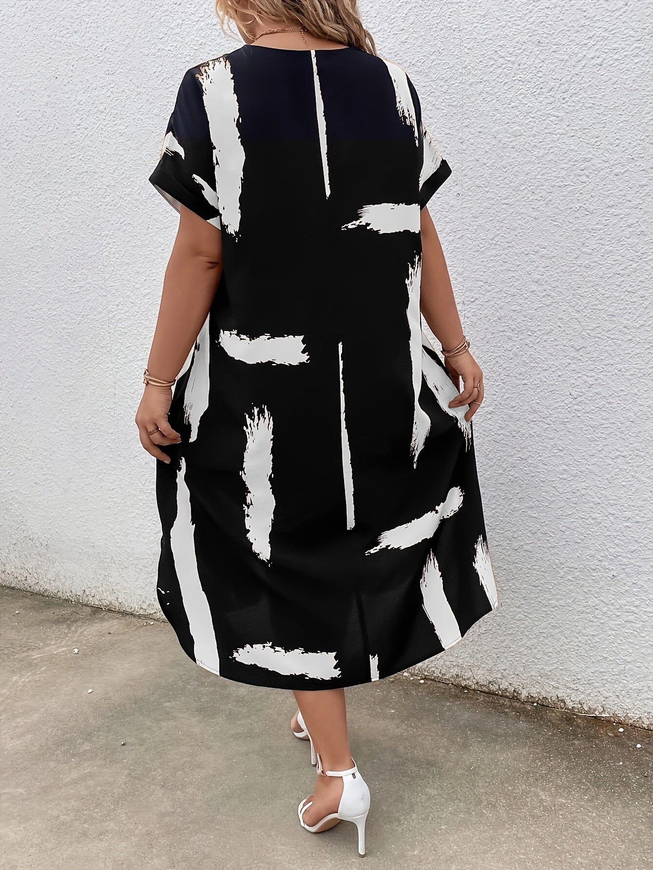 Women's Midi Dress - Loose Fit - V-neck - Short Sleeves - Light and Airy
