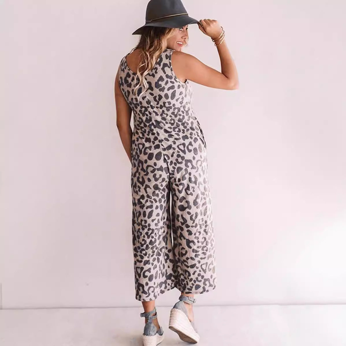 Women's Sleeveless Jumpsuit - Leopard Print - Loose Fit - V-Neck Wide-Leg Cropped