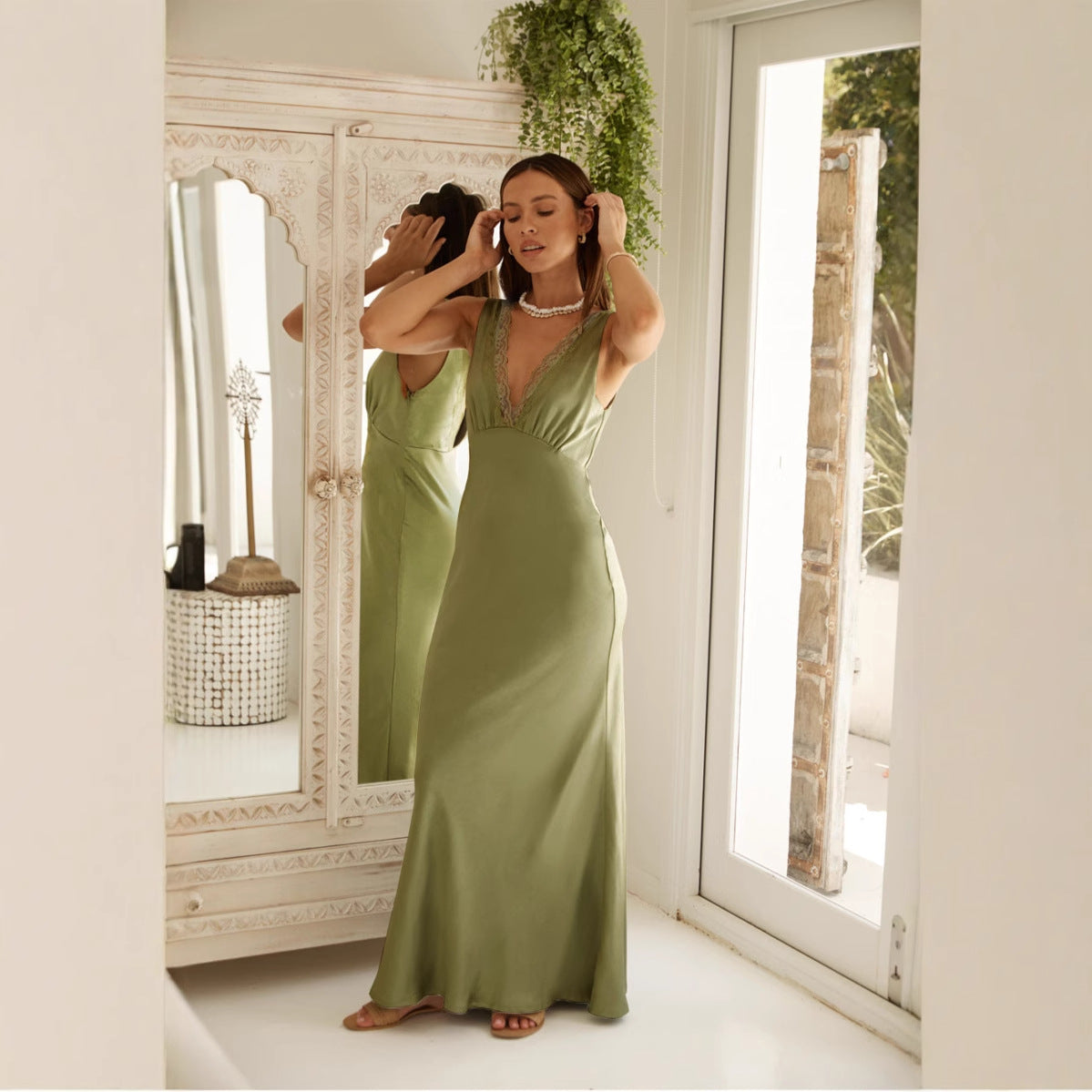 Women's Evening Dress – Satin – Slim Fit – Sleeveless V-Neck with Lace – Floor-Length