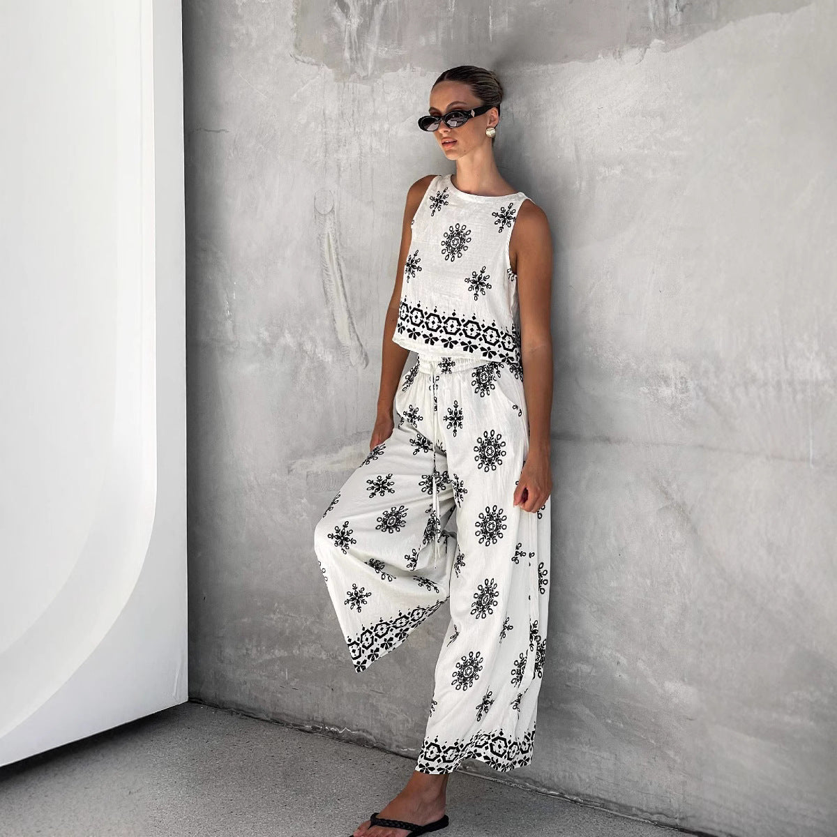 Women's Two-Piece Set – Sleeveless Crop Top – Wide Pants – Light Breathable Material